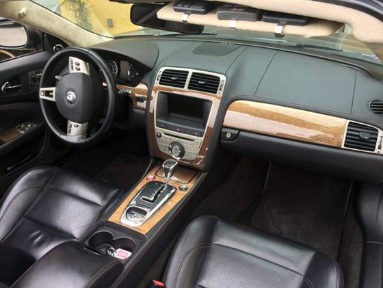 Tan leather dashboard and console